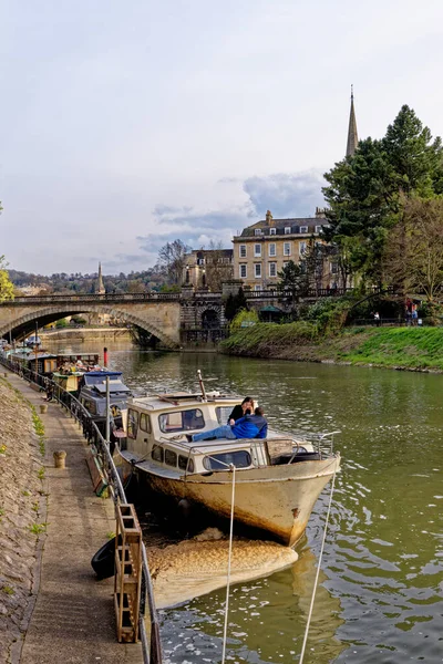 Seyahat güzergahı Birleşik Krallık - Bath, Somerset, İngiltere 'deki Avon Nehri boyunca görünüm - 8 Nisan 2023