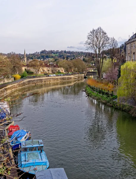 Seyahat güzergahı Birleşik Krallık - Bath, Somerset, İngiltere 'deki Avon Nehri boyunca görünüm - 8 Nisan 2023