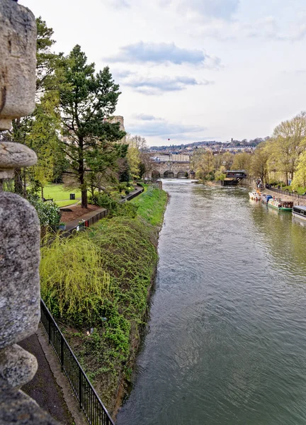 Seyahat güzergahı Birleşik Krallık - Pulteney Köprüsü İngiltere 'nin Somerset kentindeki Avon Nehri' ni geçiyor - 8 Nisan 2023