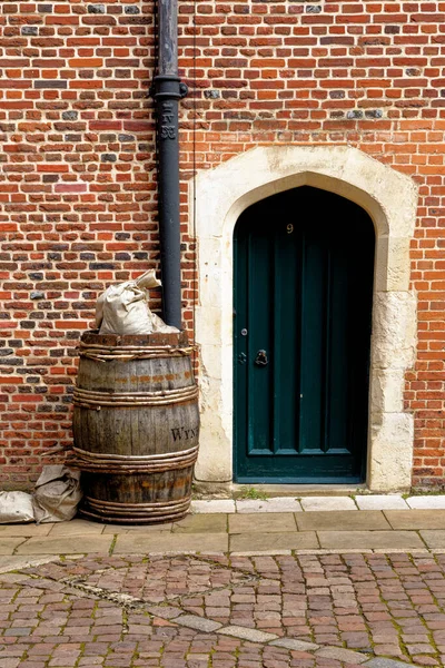 木製のワイン樽が展示されている古い馬の入り口 英語遺産ヴィンテージの背景 ドアの入り口の前の樽 — ストック写真