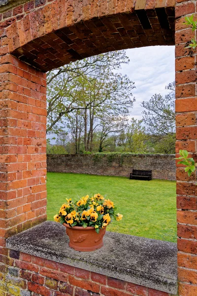 Tuindecoratie Idee Prachtige Engelse Tuin Het Voorjaar — Stockfoto