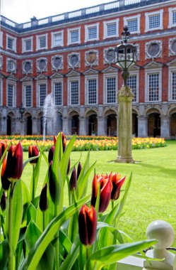 Fountain Court manastırı - Sir Christopher Wren tarafından Barok tarzında tasarlandı - Hampton Court Palace, Londra, İngiltere, İngiltere. 22 Nisan 2023