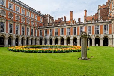 Fountain Court manastırı - Sir Christopher Wren tarafından Barok tarzında tasarlandı - Hampton Court Palace, Londra, İngiltere, İngiltere. 22 Nisan 2023