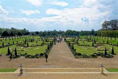 Hampton Court Palace 'ın resmi bahçeleri Surrey, Londra, İngiltere, Birleşik Krallık. 22 Nisan 2023