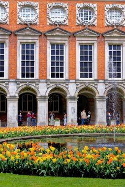 Fountain Court manastırı - Sir Christopher Wren tarafından Barok tarzında tasarlandı - Hampton Court Palace, Londra, İngiltere, İngiltere. 22 Nisan 2023