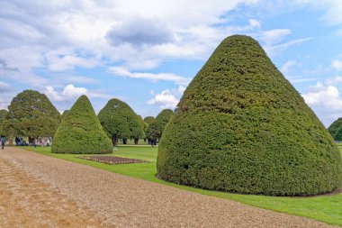 Hampton Court Palace 'ın resmi bahçeleri Surrey, Londra, İngiltere, Birleşik Krallık. 22 Nisan 2023