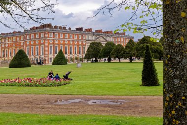 Hampton Court Palace 'ın resmi bahçeleri Surrey, Londra, İngiltere, Birleşik Krallık. 22 Nisan 2023