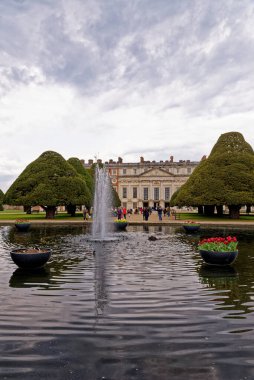 Hampton Court Palace 'ın resmi bahçeleri Surrey, Londra, İngiltere, Birleşik Krallık. 22 Nisan 2023