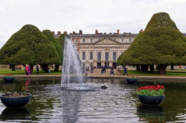 Hampton Court Palace 'ın resmi bahçeleri Surrey, Londra, İngiltere, Birleşik Krallık. 22 Nisan 2023