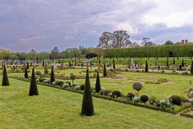 Hampton Court Palace 'ın resmi bahçeleri Surrey, Londra, İngiltere, Birleşik Krallık. 22 Nisan 2023