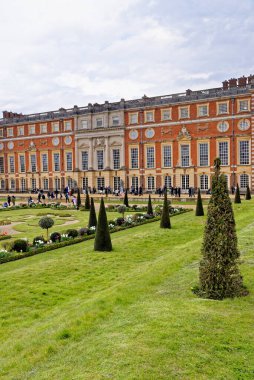 Hampton Court Palace 'ın resmi bahçeleri Surrey, Londra, İngiltere, Birleşik Krallık. 22 Nisan 2023