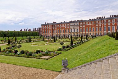 Hampton Court Palace 'ın resmi bahçeleri Surrey, Londra, İngiltere, Birleşik Krallık. 22 Nisan 2023