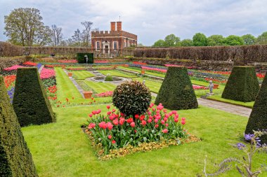 Hampton Court Palace Gardens - Pond Gardens ve Banqueting House - Hampton Court Palace, Londra, İngiltere. 22 Nisan 2023