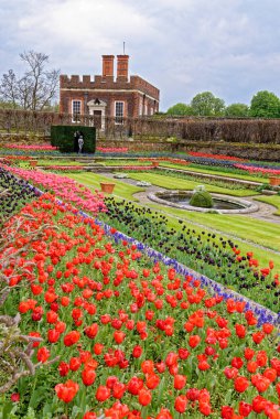 Hampton Court Palace Gardens - Pond Gardens ve Banqueting House - Hampton Court Palace, Londra, İngiltere. 22 Nisan 2023