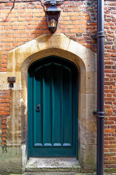 ハンプトンコート宮殿の石の壁に素朴な木製のドアをアーチ サリー ロンドン イギリス イギリス 2023年4月22日 — ストック写真