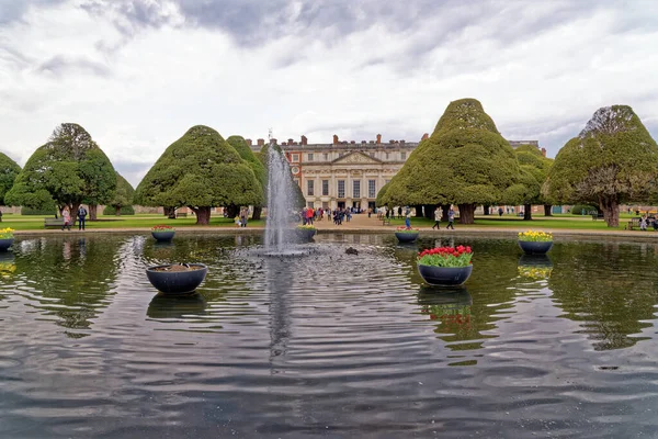 ハンプトン コート宮殿の正式な庭園 サリー ロンドン イギリス イギリス 2023年4月22日 — ストック写真