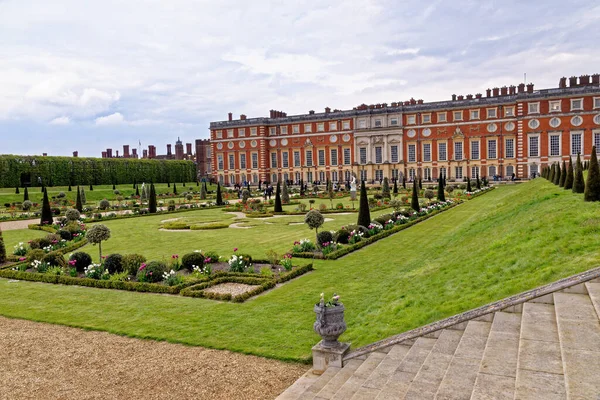 ハンプトン コート宮殿の正式な庭園 サリー ロンドン イギリス イギリス 2023年4月22日 — ストック写真