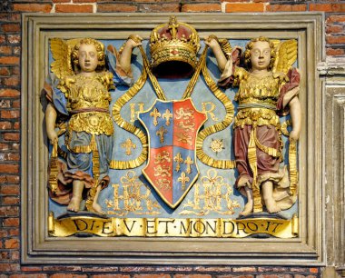 Richmond 'daki Hampton Court Sarayı' nda HM Chapel Royal 'in önünde Royal blazon Thames, Surrey, Londra, İngiltere, İngiltere. 22 Nisan 2023