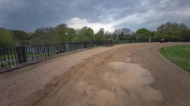 Hampton Court Palace 'ın resmi bahçeleri Surrey, Londra, İngiltere, Birleşik Krallık. 22 Nisan 2023