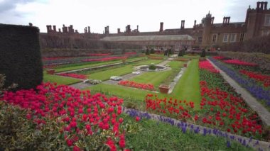 Hampton Court Palace Gardens - Hampton Court Palace 'daki Pond bahçeleri, Londra, İngiltere, İngiltere. 22 Nisan 2023