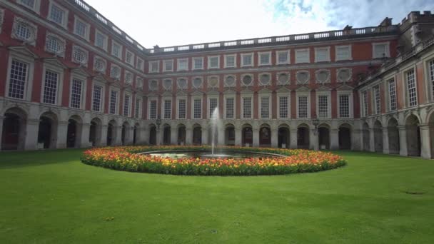 英国伦敦汉普顿宫 Hampton Court Palace 由克里斯托弗 雷恩爵士 Sir Christopher Wren 以巴洛克风格设计 — 图库视频影像