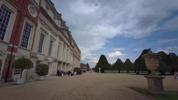 Formal Gardens Hampton Court Palace Surrey Лондон Англия Великобритания Апреля — стоковое видео