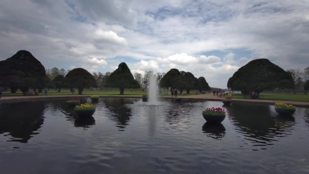 Πηγή Των Επίσημων Κήπων Του Hampton Court Palace Surrey Λονδίνο — Αρχείο Βίντεο