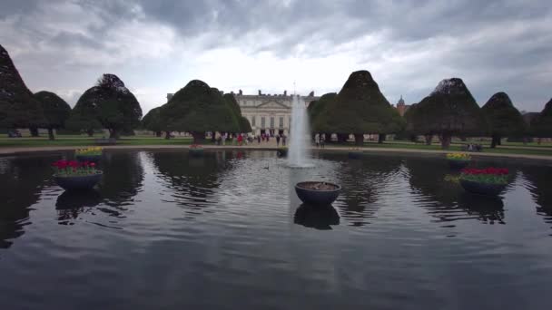 Πηγή Των Επίσημων Κήπων Του Hampton Court Palace Surrey Λονδίνο — Αρχείο Βίντεο