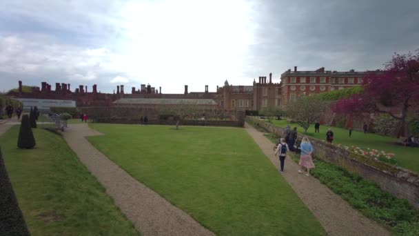 Hampton Court Palace Gardens Прудовые Сады Hampton Court Palace Лондон — стоковое видео