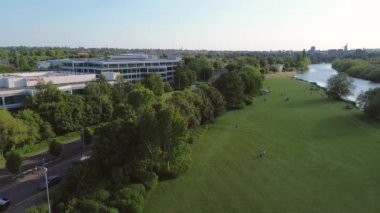 Thames nehri boyunca Thames Vadisi Parkı 'ndan İngiltere' nin Reading şehrine giden bir hava manzarası - 03.06.2023