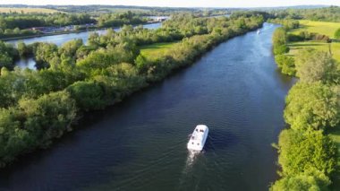 Thames nehri boyunca Thames Vadisi Parkı 'ndan İngiltere' nin Reading şehrine giden bir hava manzarası - 03.06.2023