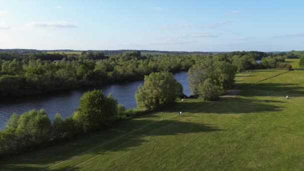 Una Vista Aérea Largo Del Río Támesis Por Thames Valley — Vídeos de Stock