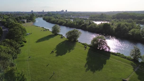 位于泰晤士河畔泰晤士河畔泰晤士河流域公园通往英国雷丁的航景 2023 — 图库视频影像