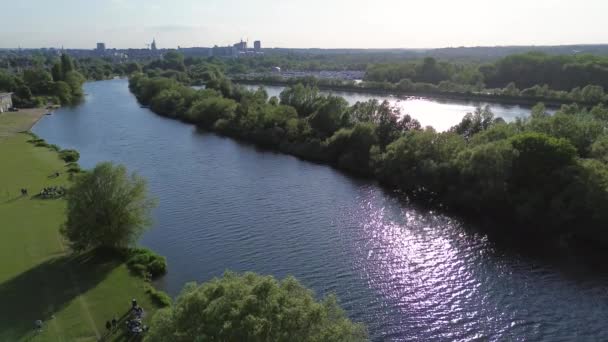位于泰晤士河畔泰晤士河畔泰晤士河流域公园通往英国雷丁的航景 2023 — 图库视频影像
