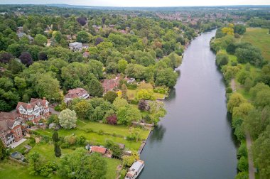 Thames Nehri 'nin karşısındaki hava manzarası Caversham' ı ve çevresindeki Reading, Berkshire kırsalını gösteriyor - 6 Haziran 2023