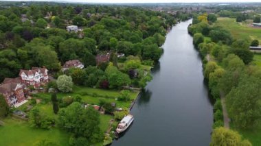 Thames Nehri 'nin karşısındaki hava manzarası Caversham' ı ve çevresindeki Reading, Berkshire kırsalını gösteriyor - 6 Haziran 2023