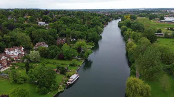 泰晤士河对岸的空中景观 显示了2023年6月6日英国伯克希尔Caversham和周围的阅读农村 — 图库视频影像