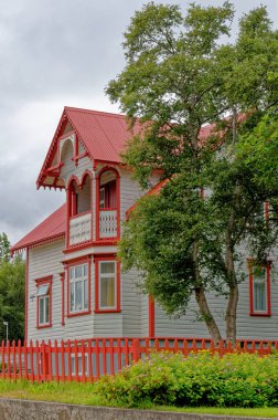 Akureyri 'deki Sokak Sahnesi - Kuzey İzlanda. Akureyri, İzlanda. 20 Temmuz 2012