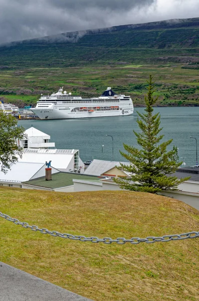 アイスランドの旅行先 アイスランドのアクエリリにあるMscリリカクルーズ船 2012年7月20日 — ストック写真