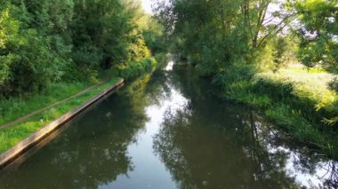 İngiltere 'nin batı Berkshire' daki Theale, Reading yakınlarındaki hava manzarası. 15 Haziran 2023