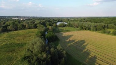 İngiltere 'nin batı Berkshire' daki Theale, Reading yakınlarındaki hava manzarası. 15 Haziran 2023