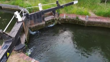 Sheffield Bottom Swing Köprüsü yakınlarındaki Kennet Nehri 'ne kilitlen - Theale, Reading - Batı Berkshire Birleşik Krallık. 15 Haziran 2023