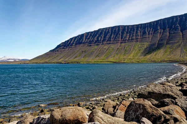 Hermosa Vista Paisaje Fiordo Icelandés Que Está Rodeando Pueblo Isafjordur —  Fotos de Stock