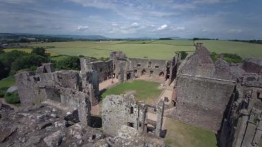 Ortaçağ Raglan Kalesi kalıntıları (Galce: Castell Rhaglan) Monmothshire, Galler, Birleşik Krallık. 25 Haziran 2023
