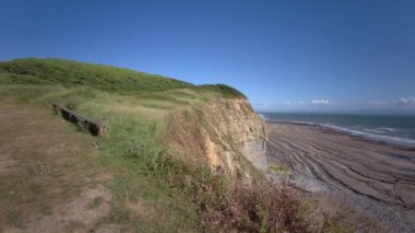 Dunraven Körfezi ve plajı, Güney Galler 'deki Glamorgan Heritage Sahili' nde çok popüler bir plaj. 25 Temmuz 2023