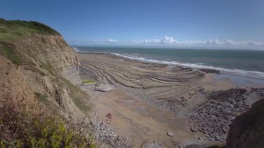 Dunraven Körfezi ve plajı, Güney Galler 'deki Glamorgan Heritage Sahili' nde çok popüler bir plaj. 25 Temmuz 2023