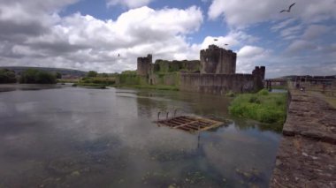Caerphilly Kalesi, 13. yüzyıldan kalma kısmen harap olmuş bir kaledir. Caerphilly Orta Glamorgan Güney Galler, Birleşik Krallık - 25 Haziran 2023