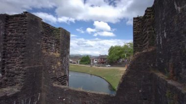 Caerphilly Kalesi, 13. yüzyıldan kalma kısmen harap olmuş bir kaledir. Caerphilly Orta Glamorgan Güney Galler, Birleşik Krallık - 25 Haziran 2023