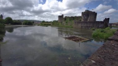 Caerphilly Kalesi, 13. yüzyıldan kalma kısmen harap olmuş bir kaledir. Caerphilly Orta Glamorgan Güney Galler, Birleşik Krallık - 25 Haziran 2023