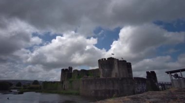 Caerphilly Kalesi, 13. yüzyıldan kalma kısmen harap olmuş bir kaledir. Caerphilly Orta Glamorgan Güney Galler, Birleşik Krallık - 25 Haziran 2023